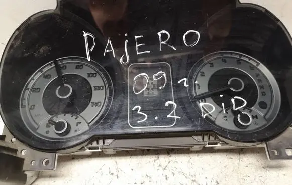 Mitsubishi Pajero Speedometer (instrument cluster) 8100A620 0T32351 MM0044039