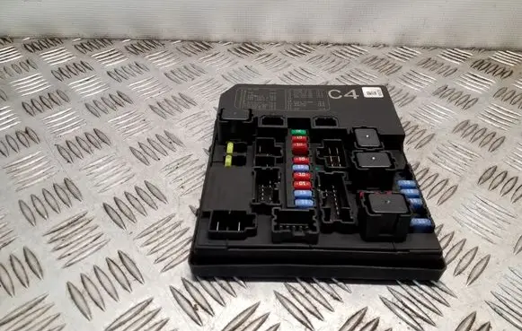Nissan Juke I F15 Fuse module 284B71KA0B