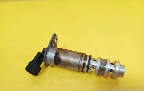 BMW 1 E81 E87 Camshaft vanos timing valve 7584115 13151279