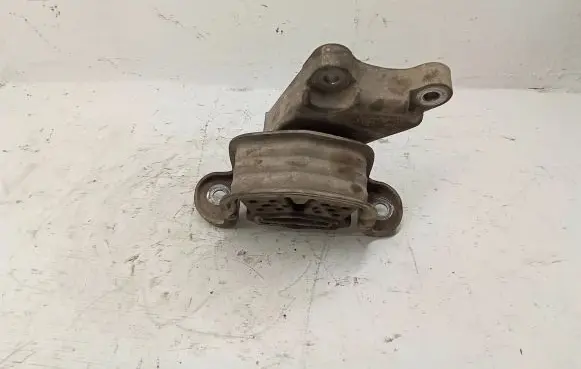 Volkswagen Transporter - Caravelle T5 Engine mount bracket 7H0399151G