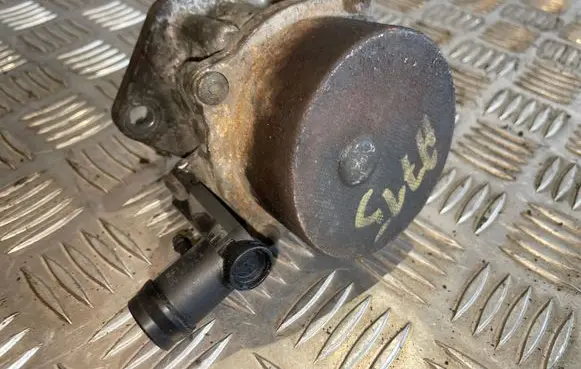 Opel Vivaro Vacuum pump 