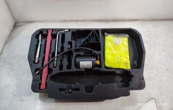 Mercedes-Benz GL X166 Tool set A1668991821