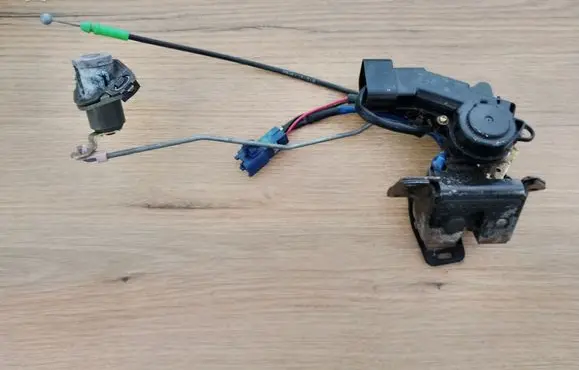 Toyota Corolla E120 E130 Tailgate/trunk/boot lock/catch/latch 6935002040