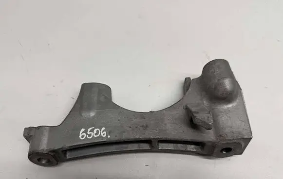 Toyota RAV 4 (XA50) Engine mounting bracket