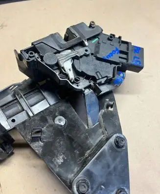 Ford Focus C-MAX Front door lock 240000108 3137m1359b