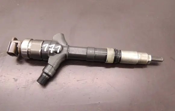 Toyota Corolla E120 E130 Fuel injector 236700G030 D171