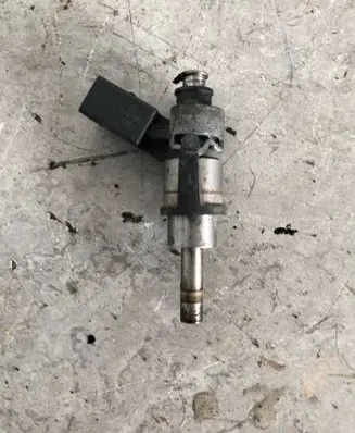 Volkswagen PASSAT B6 Fuel injector 0261500020