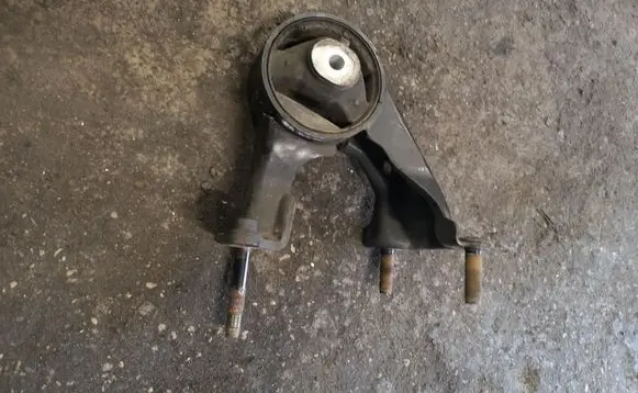 Toyota Corolla Verso AR10 Engine mount bracket
