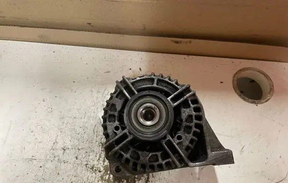 Volvo V70 Generator/alternator 30667894 0124525060