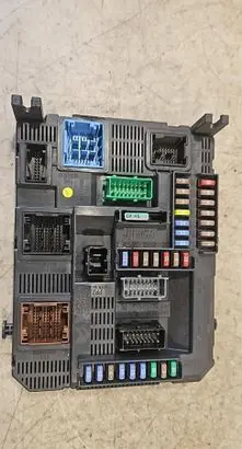Peugeot 208 I Fuse module E1066960 20120425 9678355980