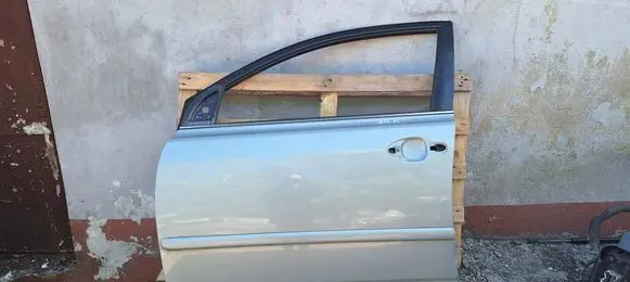 Toyota Avensis T250 Front door