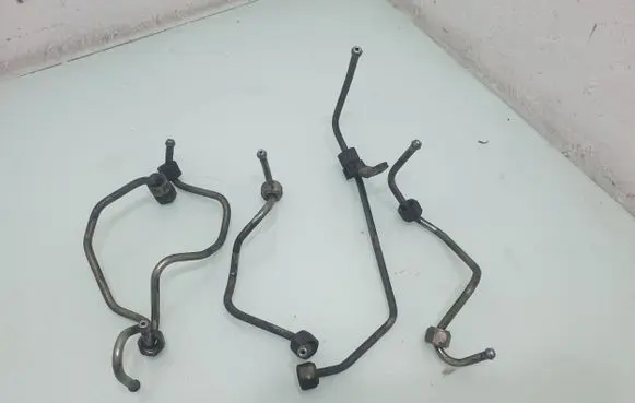 Fuel injector supply line/pipe