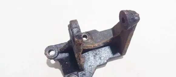Ford Mondeo MK II Engine mounting bracket