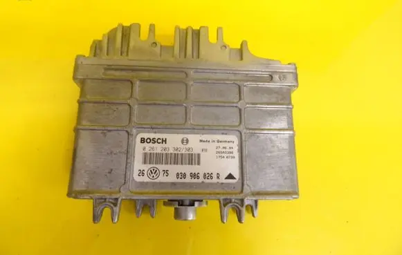 Volkswagen Golf III Engine control unit/module 030906026R 0261203302