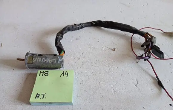 Renault Laguna II Front door lock (next to the handle)