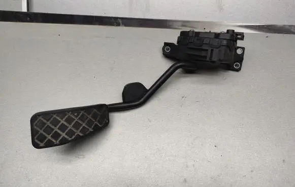 Volkswagen PASSAT B5 Accelerator throttle pedal 8E2721523C