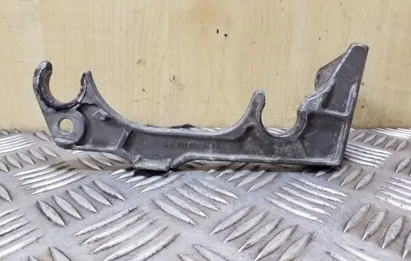Mercedes-Benz E W212 Air filter cleaner box bracket assembly A6510940127