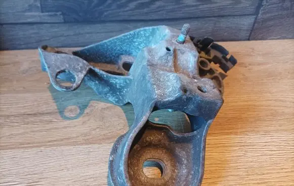 Audi A4 S4 B5 8D Engine mounting bracket 4B0199352
