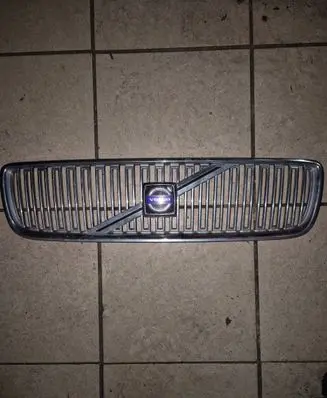 Volvo V70 Front bumper upper radiator grill 08693346