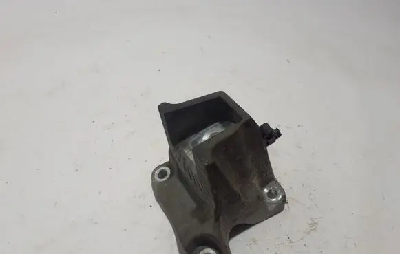 Engine mounting bracket