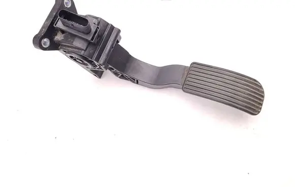 Accelerator throttle pedal