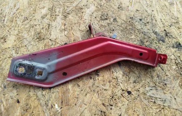 Renault Twingo III Fender mounting bracket 631429601R TENNP