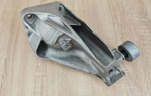 BMW X6 G06 Engine mount vacuum valve 6884475