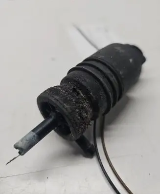 Volkswagen PASSAT B5 Windscreen/windshield washer pump