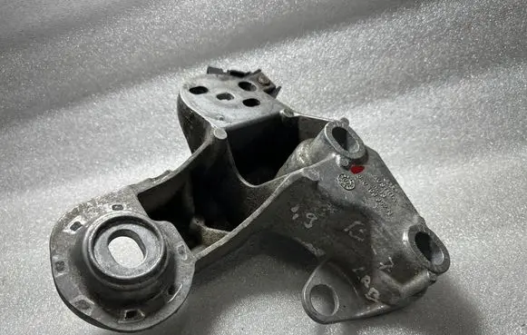 Engine mounting bracket