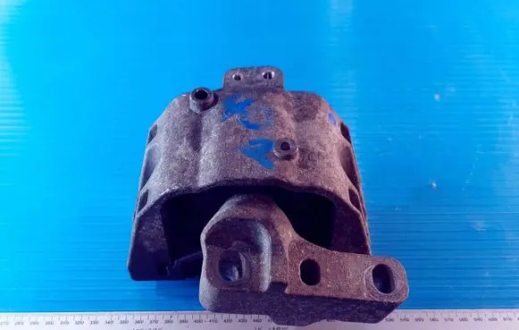 Volkswagen Golf IV Engine mount bracket 1J0199282B