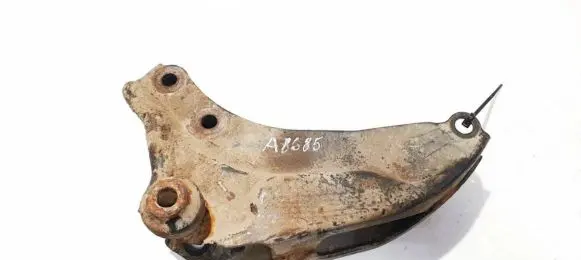 Honda FR-V Engine mounting bracket
