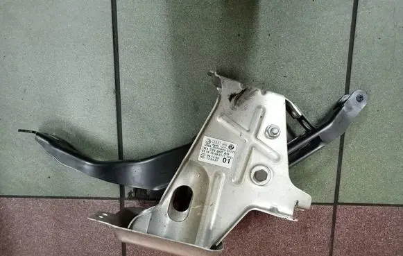 Volkswagen Golf V Brake pedal 1K1721057AD