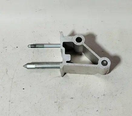Engine mounting bracket