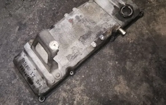 Mitsubishi Pajero Rocker cam cover 