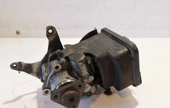 BMW 3 E46 Power steering pump 6756575