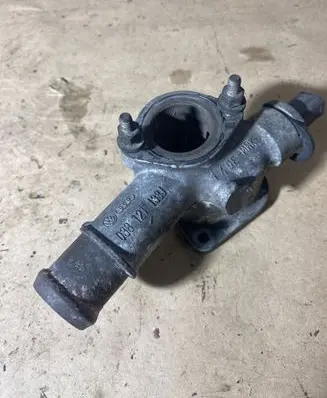 Volkswagen Sharan Engine coolant pipe/hose 038121133J