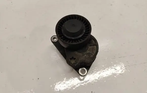 Volvo XC90 Generator/alternator belt tensioner 