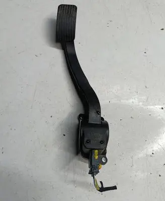 Accelerator throttle pedal