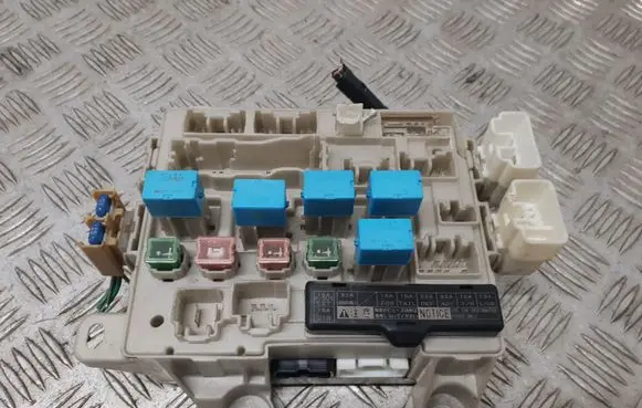 Toyota Previa (XR30, XR40) II Fuse module 8922128150