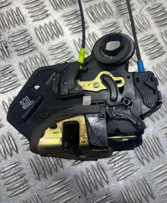 Toyota Avensis T250 Front door lock 32L