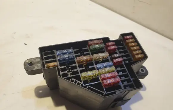 Volkswagen Golf V Fuse module 1K1941824