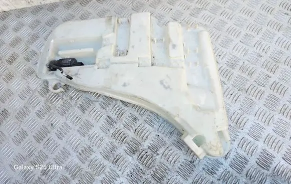 Windshield washer fluid reservoir/tank