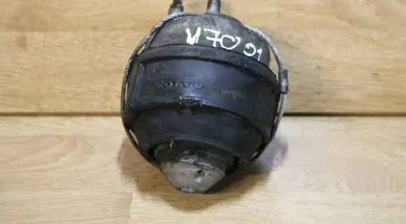 Volvo V70 Engine mount bracket 8624754