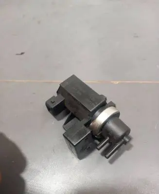 Volkswagen PASSAT B6 Turbo solenoid valve 72279600 05T124