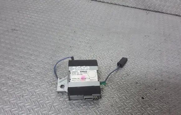 Nissan Maxima A34 Aerial antenna amplifier