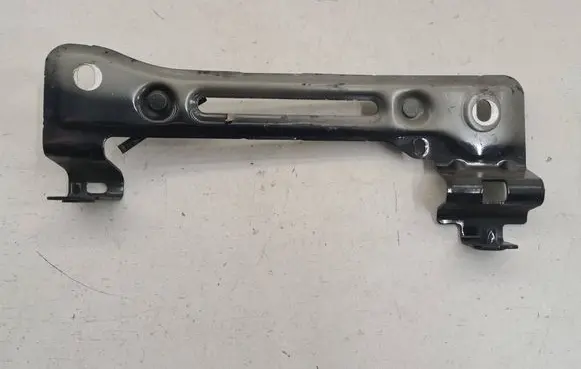 Audi Q7 4M Fender mounting bracket 4M0821431
