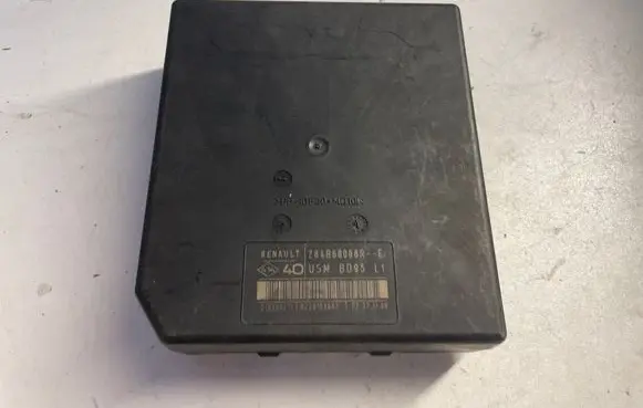 Renault Megane III Fuse module 284B60008R 8226103862 519339311