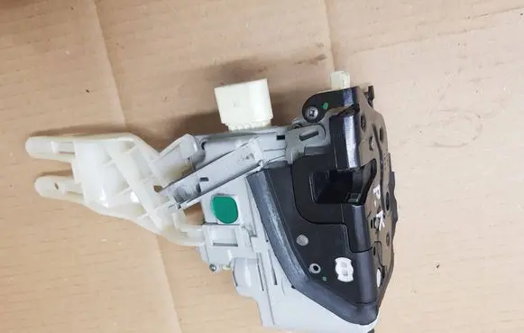 Volkswagen Eos Front door lock 1P1837015A