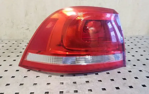 Volkswagen Touareg II Rear/tail lights 7P6945095B