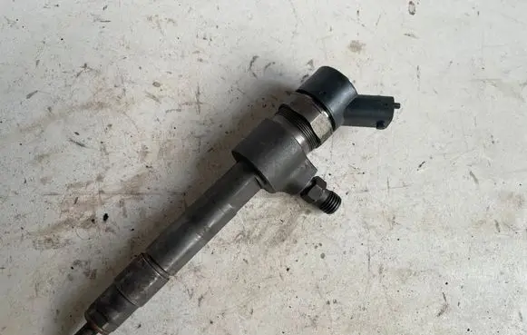 Opel Zafira B Fuel injector 0445110165
